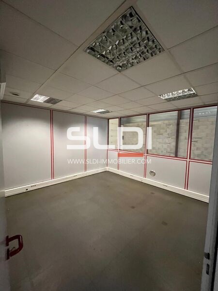 Locaux d'activités A LOUER - BELLEVILLE-EN-BEAUJOLAIS - 2 710 m²