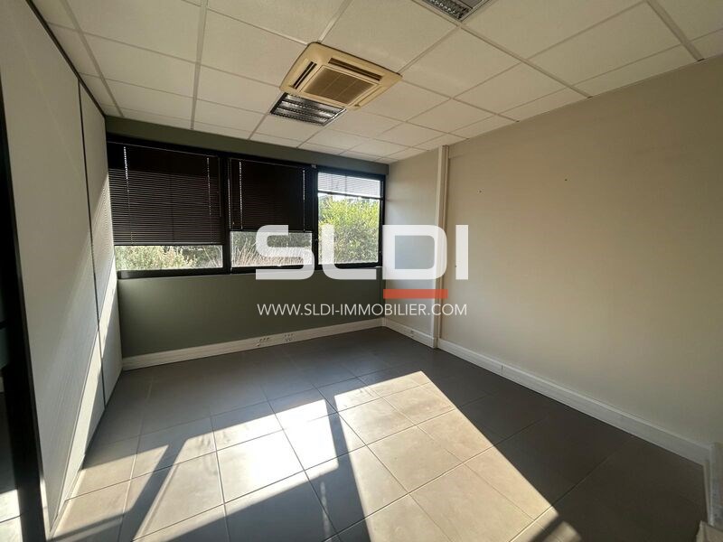 Locaux d'activités A LOUER - DARDILLY - 1 854 m²