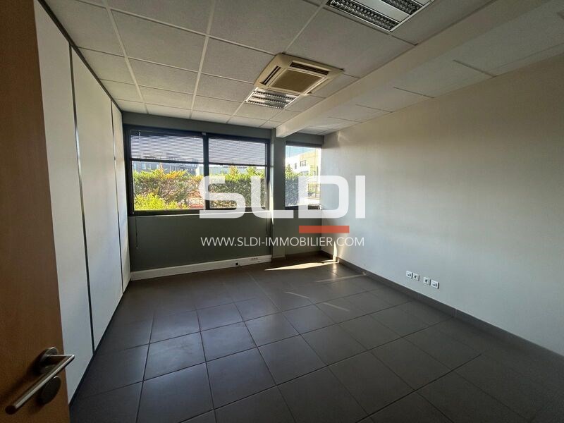 Locaux d'activités A LOUER - DARDILLY - 1 854 m²