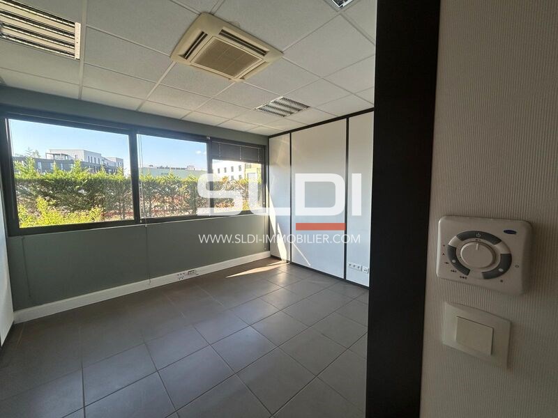 Locaux d'activités A LOUER - DARDILLY - 1 854 m²