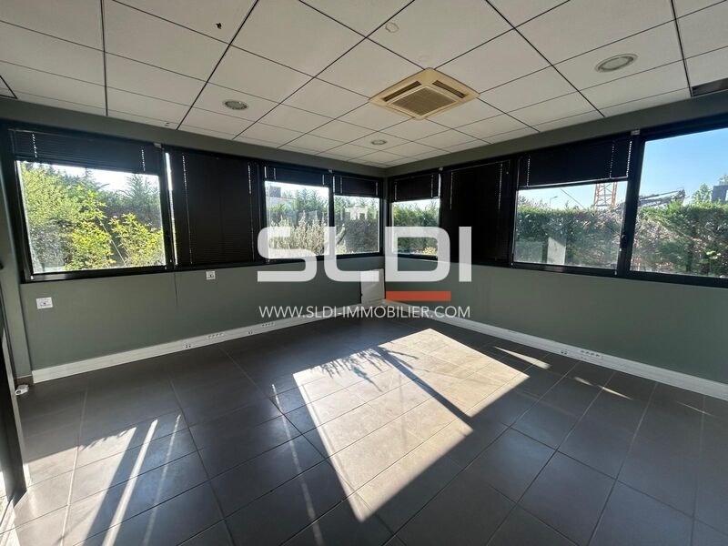 Locaux d'activités A LOUER - DARDILLY - 1 854 m²