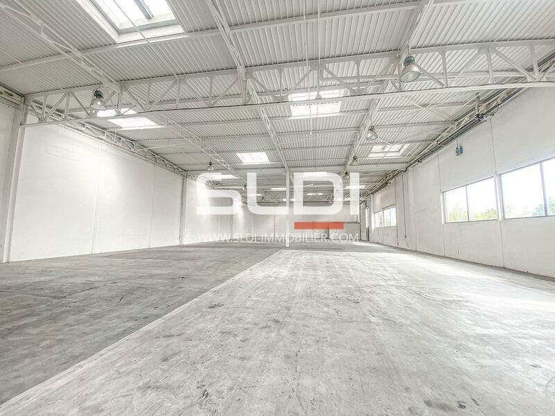 Locaux d'activités A LOUER - SAINT PRIEST - 1 000 m²