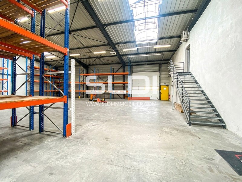 Locaux d'activités A LOUER - VAULX EN VELIN - 931 m²