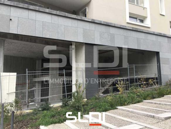 Commerces A VENDRE OU A LOUER - SATHONAY CAMP - 685 m²