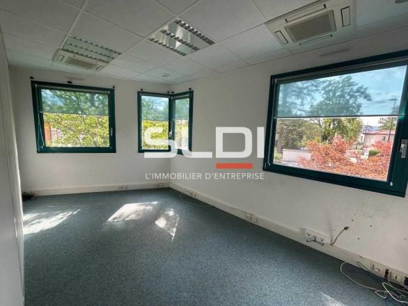 Bureaux A LOUER - CHARBONNIERES LES BAINS - 190 m² Bureaux A LOUER - CHARBONNIERES LES BAINS - 190 m²