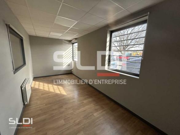 Activités A LOUER - SAINT PRIEST - 1 890 m²