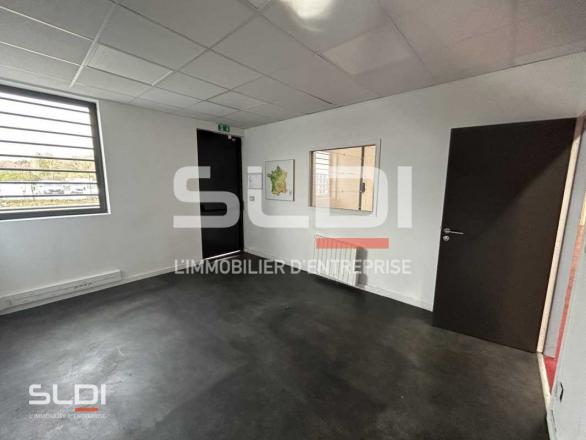 Activités A LOUER - SAINT PRIEST - 1 890 m²