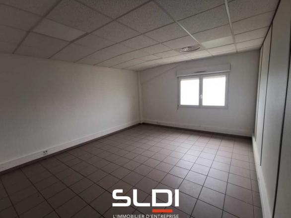 Bureaux A LOUER - SAINT PIERRE DE CHANDIEU - 140 m²
