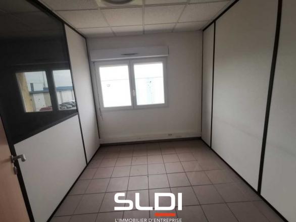 Bureaux A LOUER - SAINT PIERRE DE CHANDIEU - 140 m²