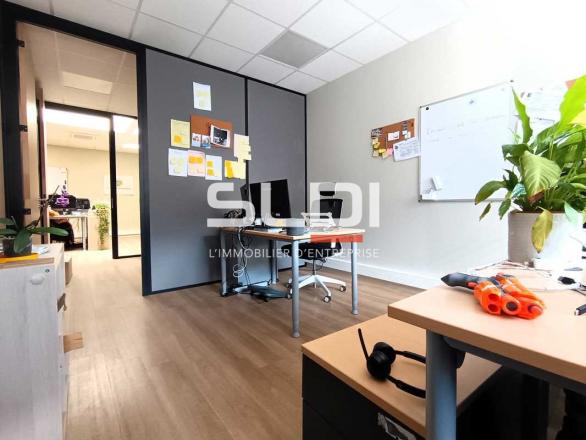 Bureaux A LOUER - VILLEURBANNE - 233 m²