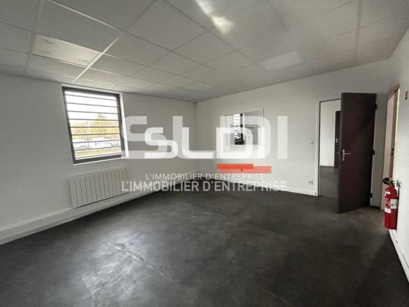 Activités A LOUER - SAINT PRIEST - 1 760 m²