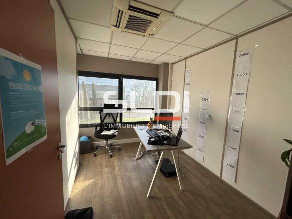 Bureaux A LOUER - LIMAS - 210 m² Bureaux A LOUER - LIMAS - 210 m²