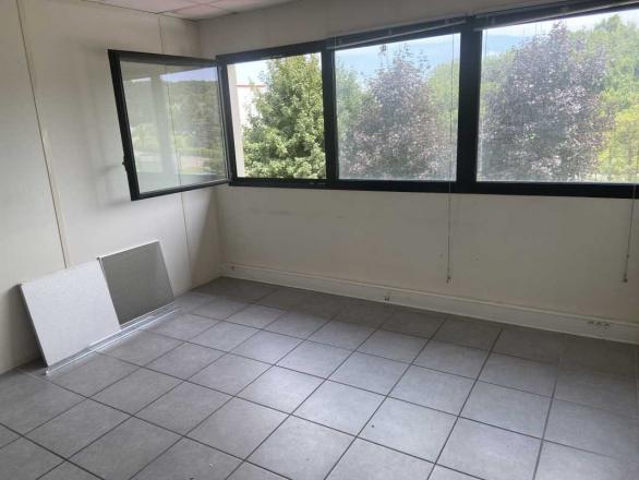 Bureaux A LOUER - VILLEFONTAINE - 92 m²