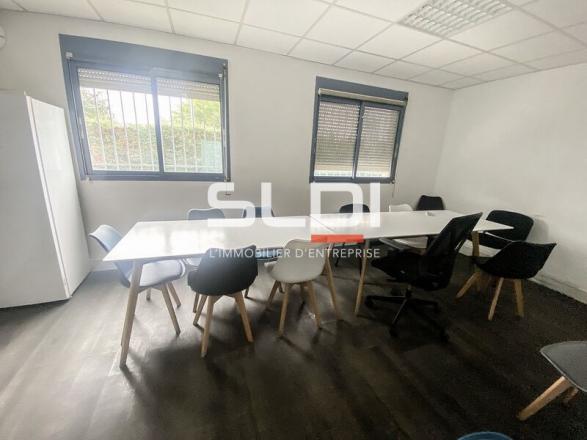 Activités A LOUER - CHASSIEU - 1 600 m² Activités A LOUER - CHASSIEU - 1 600 m²