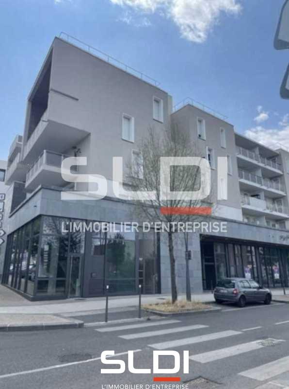 Commerces A VENDRE OU A LOUER - SATHONAY CAMP - 685 m²