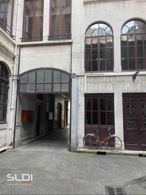 Commerces A VENDRE - LYON - 163 m²