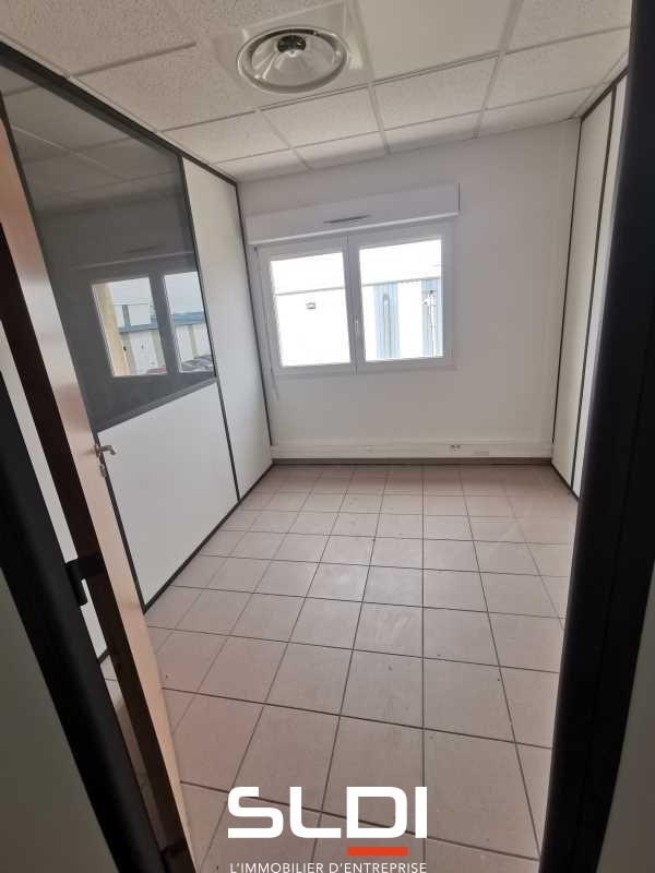 Bureaux A LOUER - SAINT PIERRE DE CHANDIEU - 140 m²