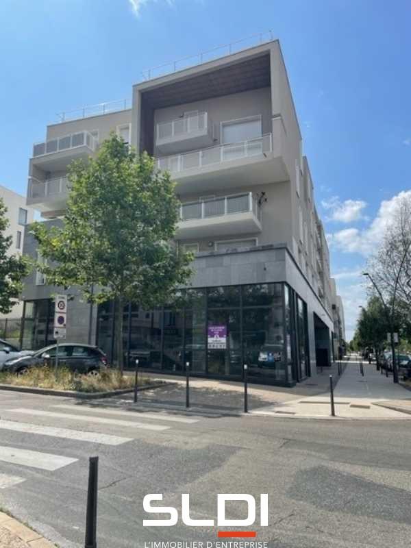 Commerces A VENDRE OU A LOUER - SATHONAY CAMP - 685 m²