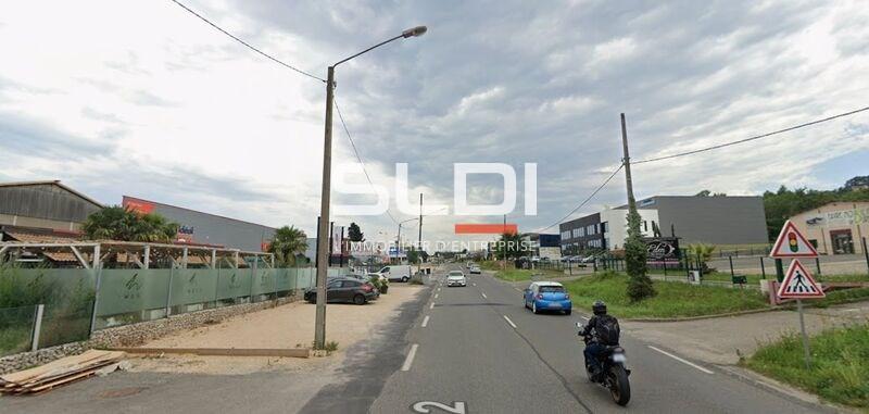 Commerces A LOUER - SAINT GENIS LAVAL - 1 500 m²