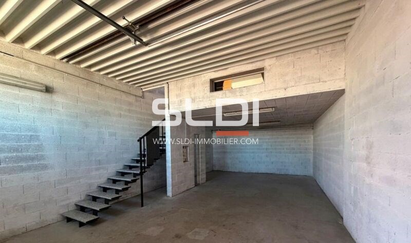 Locaux d'activités A LOUER - SAINT PRIEST - 200 m²