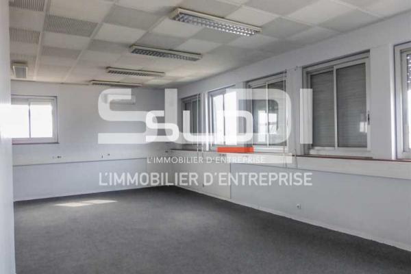 Locaux d'activités A VENDRE OU A LOUER - DECINES CHARPIEU - 2 300 m²