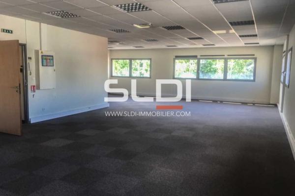 Locaux d'activités A LOUER - SAINT PRIEST - 4 309 m²