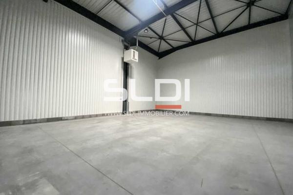 Locaux d'activités A LOUER - SAINT PRIEST - 4 309 m²