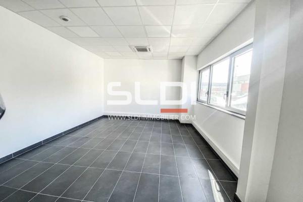 Locaux d'activités A LOUER - SAINT PRIEST - 4 450 m²
