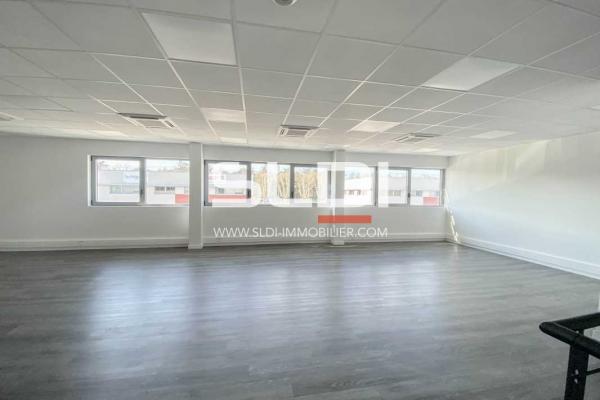 Locaux d'activités A LOUER - SAINT PRIEST - 4 450 m²