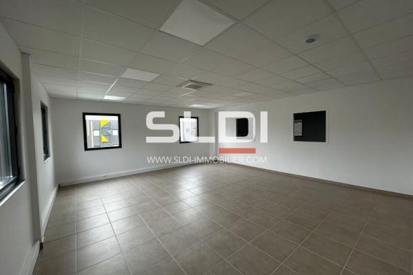 Locaux d'activités A LOUER - SAINT PRIEST - 355 m²