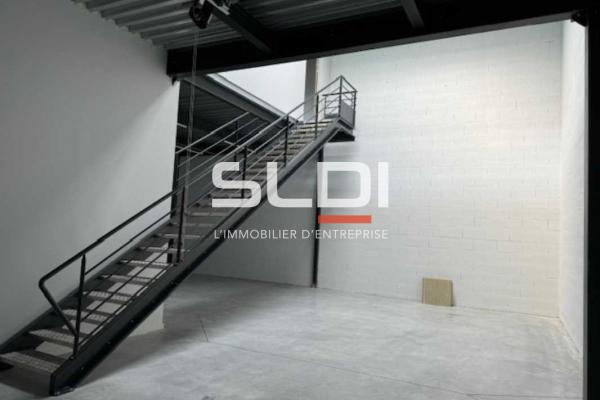 Locaux d'activités A VENDRE OU A LOUER - LA TOUR DE SALVAGNY - 246 m²