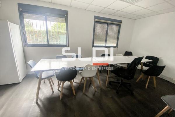 Locaux d'activités A LOUER - CHASSIEU - 1 600 m²