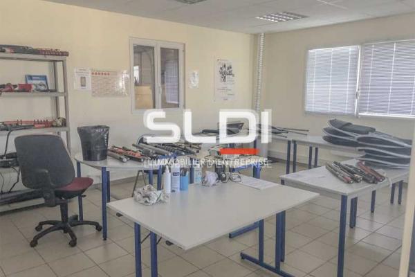 Locaux d'activités A LOUER - CHASSIEU - 192 m²