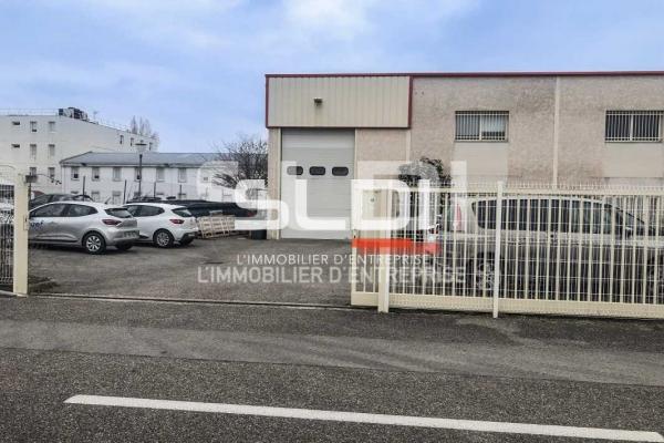 Locaux d'activités A LOUER - CHASSIEU - 354 m²