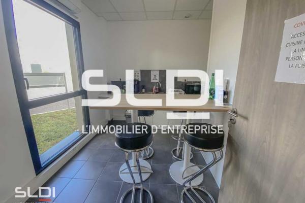 Locaux d'activités A LOUER - SAINT PRIEST - 328 m²