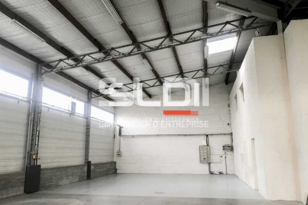 Locaux d'activités A LOUER - CHASSIEU - 240 m²