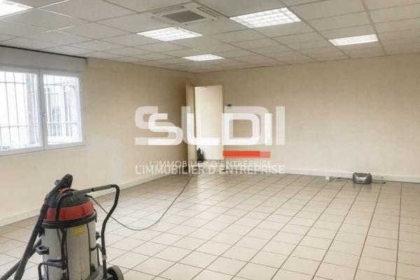 Locaux d'activités A LOUER - CHASSIEU - 240 m²
