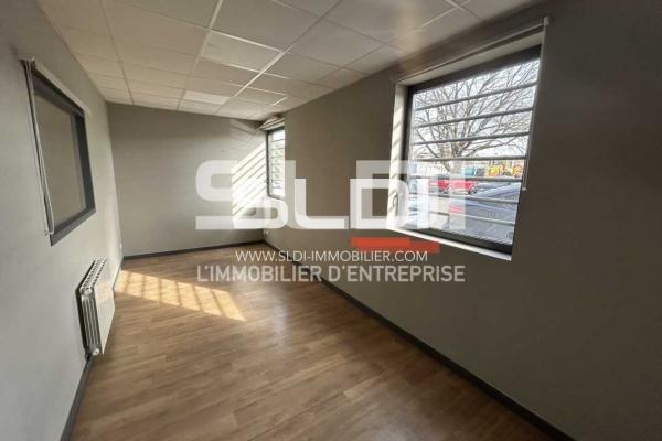Locaux d'activités A LOUER - SAINT PRIEST - 810 m²