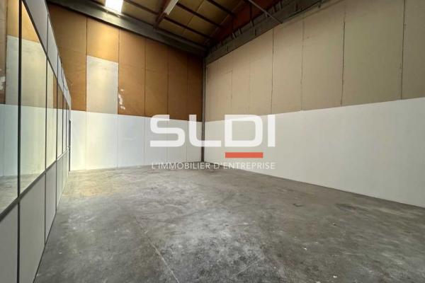 Locaux d'activités A LOUER - SAINT PRIEST - 810 m²