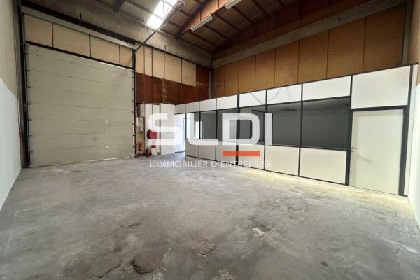 Locaux d'activités A LOUER - SAINT PRIEST - 810 m²