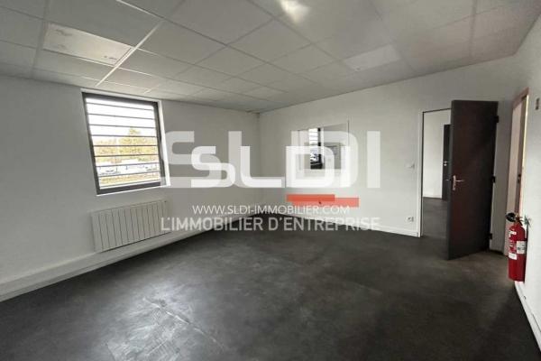 Locaux d'activités A LOUER - SAINT PRIEST - 810 m²