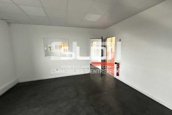 Locaux d'activités A LOUER - SAINT PRIEST - 810 m²