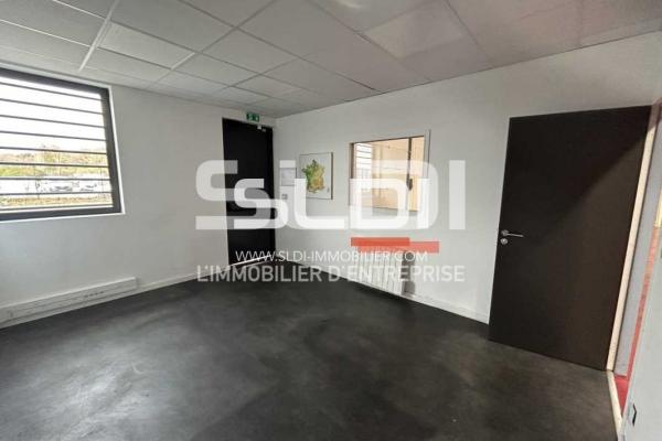 Locaux d'activités A LOUER - SAINT PRIEST - 810 m²