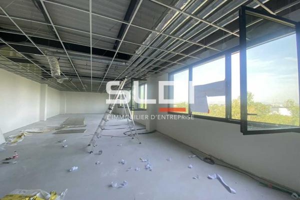 Locaux d'activités A LOUER - SAINT PRIEST - 456 m²