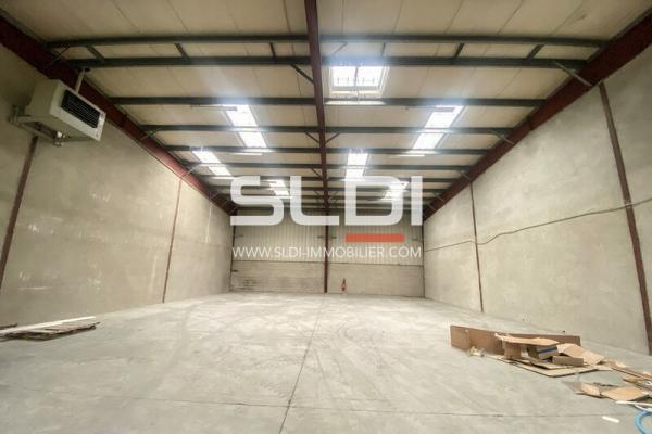 Locaux d'activités A LOUER - CHASSIEU - 2 024 m²