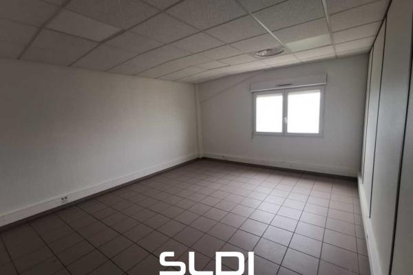 Bureaux A LOUER - SAINT PIERRE DE CHANDIEU - 140 m²