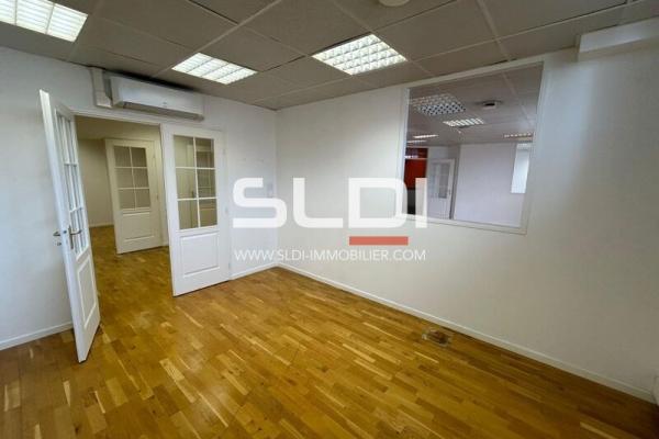 Bureaux A LOUER - NEUVILLE SUR SAONE - 681 m²