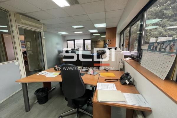 Locaux d'activités A LOUER - GENAS - 1 858 m²