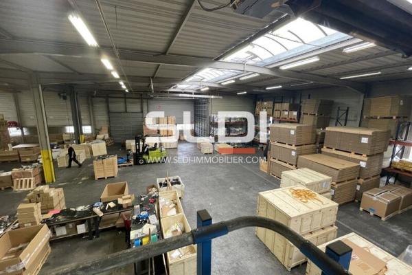Locaux d'activités A LOUER - GENAS - 1 858 m²