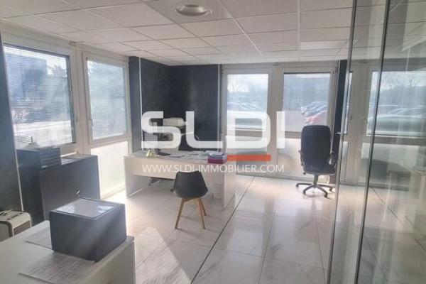 Locaux d'activités A LOUER - BRON - 849 m²